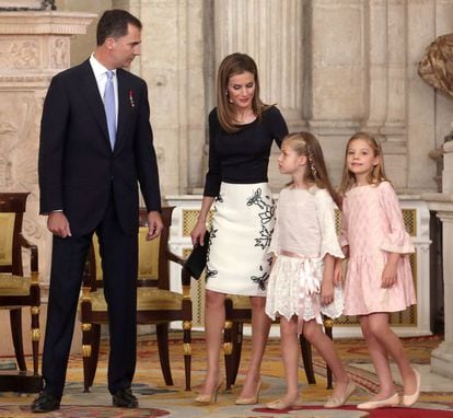 Los Príncipes de Asturias acompañados de sus hijas durante la firma de la ley de abdicación.