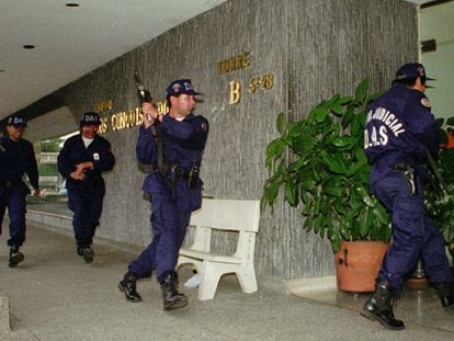 Oficiales del Departamento Administrativo de Seguridad hacen una redada en el edificio de uno de los miembros del Cartel de Cali, en mayo de 1997.