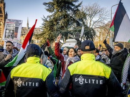 La policía controla a manifestantes propalestinos ante el Tribunal Internacional de Justicia de la ONU en La Haya, el 11 de enero.