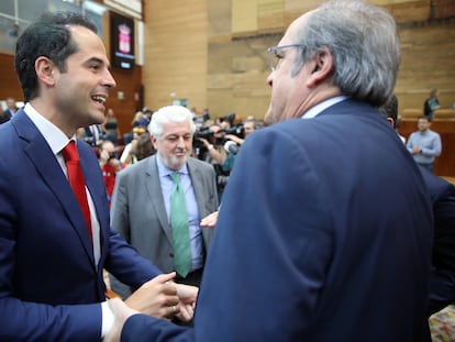 Ignacio Aguado y Ángel Gabilondo, en la investidura de Isabel Díaz Ayuso el 14 de agosto de 2019.