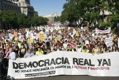 La manifestación celebrada ayer en Madrid a su paso por la calle de Alcalá.