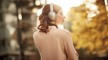 En la imagen, una mujer lleva unos auriculares inalámbricos Bose QuietComfort 35 II, una de las mejores ofertas 'online' de esta semana.