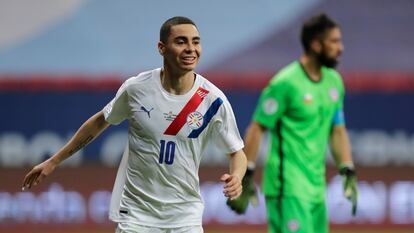 Miguel Almirón celebra su gol frente a Chile ante el lamento de Claudio Bravo.