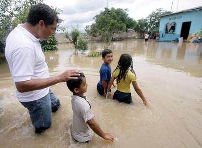 El presidente Correa recorre el poblado de Milagro, afectado por las inundaciones
