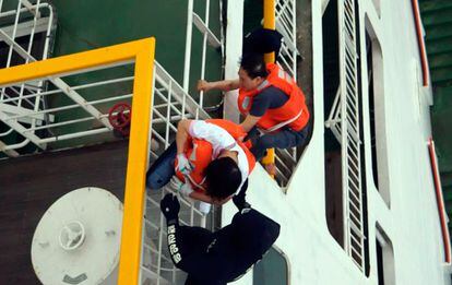 Oficiales marítimos rescatan a los pasajeros del ferry hundido en Jindo (Corea del Sur).