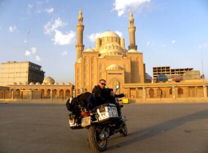 Autor y moto frente a la mezquita de Erbil, considerada la capital del Kurdistán iraquí