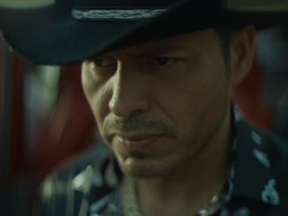 Oswaldo Silvas, vocalista de la Banda MS, en el video musical de la canción '141' para el videojuego 'Call of Duty: Modern Warfare 2'.