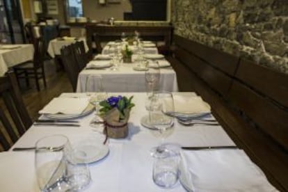 Interior del restaurante La Bolera, en Gijón.