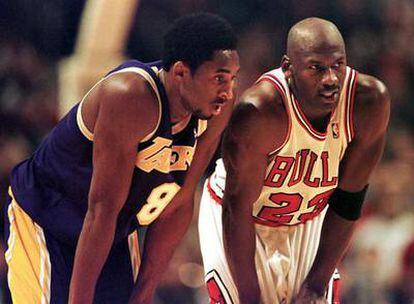 Kobe Bryant y Michael Jordan, en un partido entre Los Ángeles Lakers y los Bulls de Chicago.