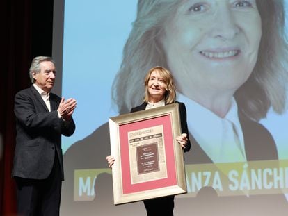 El periodista Iñaki Gabilondo entrega el premio de la Comunicación a la periodista María Esperanza Sánchez, en la gala organizada por la Asociación de la Prensa de Sevilla.