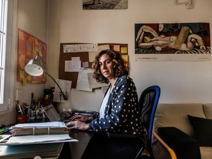 Irene Lozano, escritora y colaboradora de Pedro Sánchez en su libro 'Tierra firme', en su casa, poco antes de Navidad.