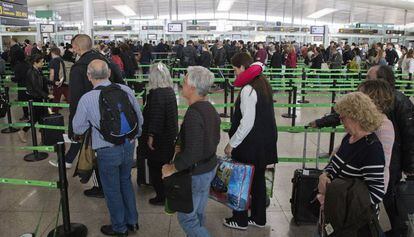 Colas para los controles de pasaportes en el aeropuerto de Barcelona