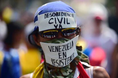 Un opositor del gobierno del presidente Nicolas Maduro llama a la desobediencia civil, durante las manifestaciones en Caracas.
