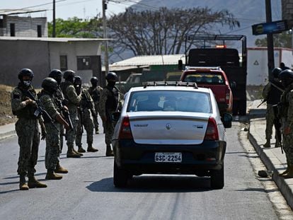 Control de vehículos del Ejército, el pasado 4 de noviembre, en los alrededores de la Prisión de Guayaquil.