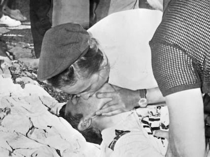 Tom Simpson recibe primeros auxilios de una enfermera después de desmayarse durante la etapa Marsella-Carpentras del Tour de Francia en la subida al Mont-Ventoux