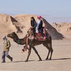 Ein Mann bietet sein Kamel für Ausritte durch die Wüste an, aufgenommen am 01.12.2017 in der Wu_ste Lut (Dascht-e Lut) östlich der Stadt Kerman im Iran, aufgenommen am 01.12.2017. (Photo by Thomas Schulze/picture alliance via Getty Images)