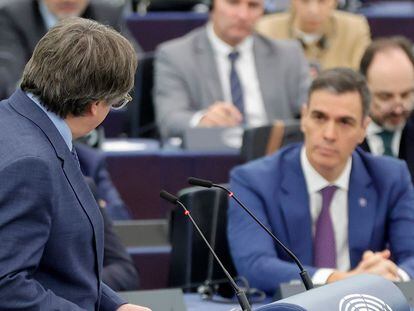 Carles Puigdemont, frente a Pedro Sánchez, durante una intervención en el Parlamento Europeo en Estrasburgo en diciembre.