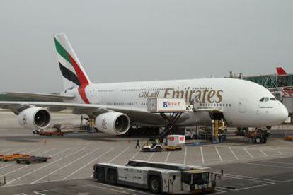 Un A380 de Emirates en el aeropuerto de Pekín (China).