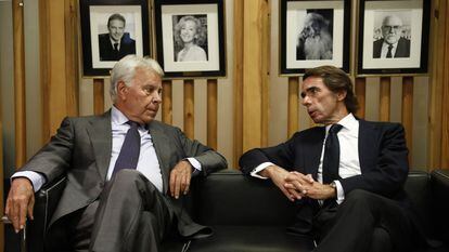 Felipe González y José María Aznar conversaban en septiembre de 2018 antes de un debate organizado por EL PAÍS con motivo de los 40 años de la Constitución.