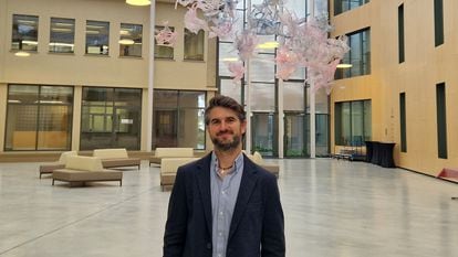 Eduardo Martín, líder del grupo de investigación en ingeniería neural del Hospital Universitario de Lausana, Suiza, en el vestíbulo del centro hospitalario.