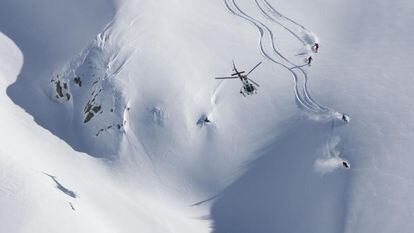 Un helicóptero y varios esquiadores en el Valle de Arán.