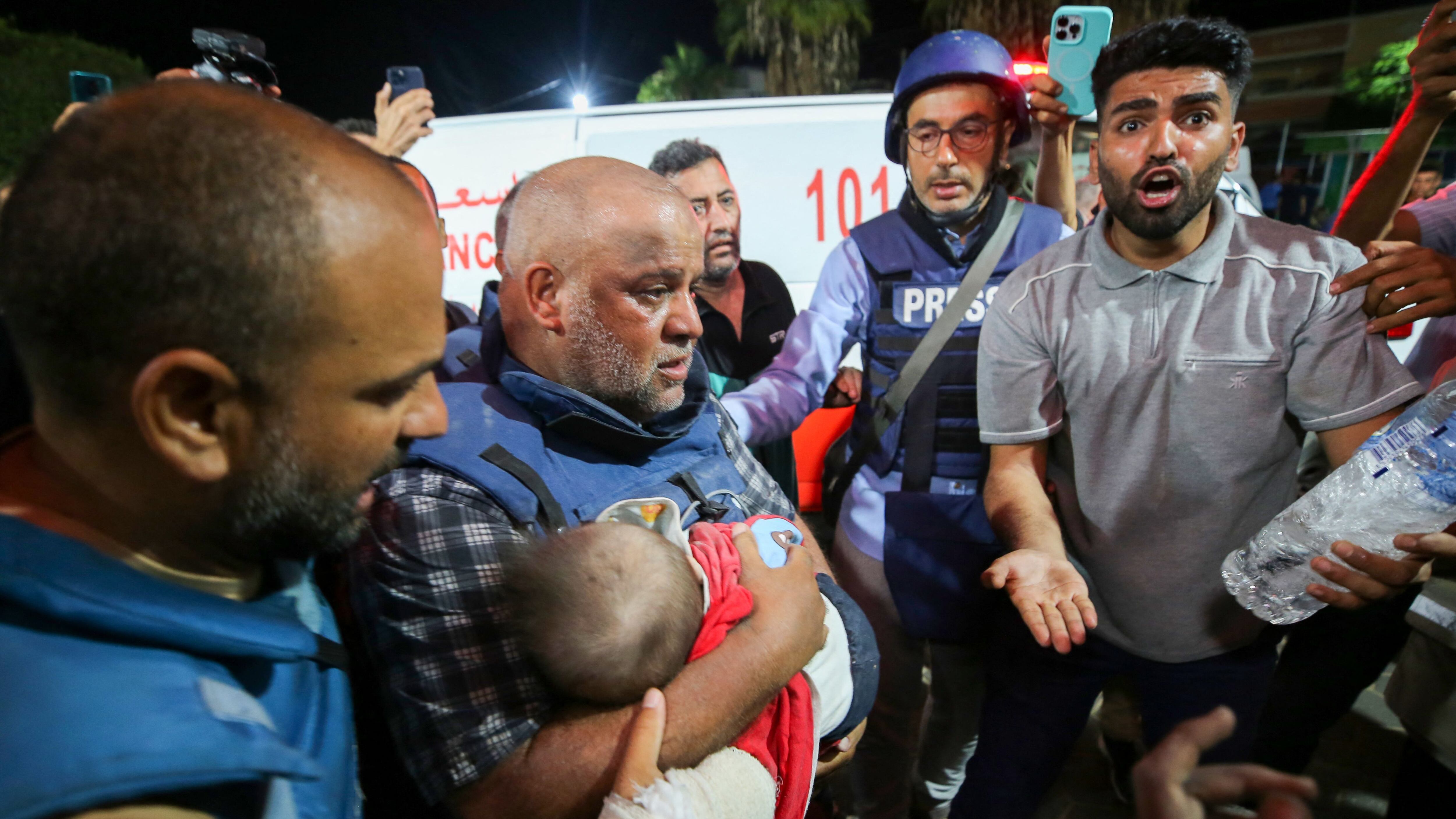 Wael al Dahdouh lleva en brazos el cadáver de uno de sus hijos fallecido junto a su esposa y otra de sus hijas durante un bombardeo israelí en el campo de refugiados de Nuseirat, en el centro de Gaza, el 25 de octubre. 