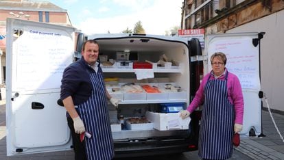 El matrimonio Bryson posa con su puesto ambulante de pescado en Inverness.