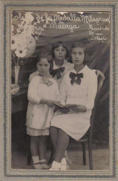 María Reyes y sus hermanas, Isabel y Dolores.
