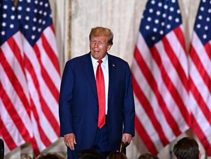 El expresidente Trump habla durante la una conferencia de prensa en su residencia de Mar-a-Lago en Palm Beach (Florida), este martes.