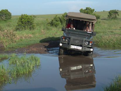 Coche eléctrico en un safari en Masái Mara (Kenia).