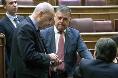 El expresidente andaluz Manuel Chaves y el diputado socialista José Antonio Viera.