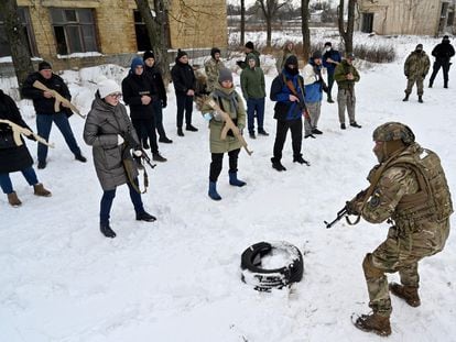 Un instructor militar entrena a civiles en una fábrica abandonada de Kiev, el 30 de enero.