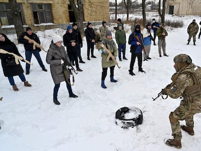 Un instructor militar entrena a civiles en una fábrica abandonada de Kiev, el 30 de enero.