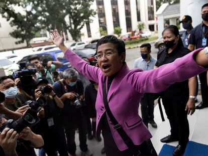 La directora ejecutiva de Rappler y premio Nobel Maria Ressa hace un gesto después de su absolución en cuatro casos de evasión fiscal, frente a un Tribunal de Manila este miércoles.