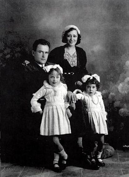 Carlota O'Neill y Virgilio Leret, con sus hijas, Mariela y Carlota (la más pequeña).