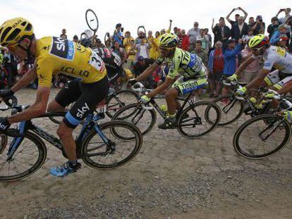 Froome, Contador, Sagan y Kreuziger, de izquierda a derecha, en un tram&oacute; de pav&eacute;s camino de Cambrai.