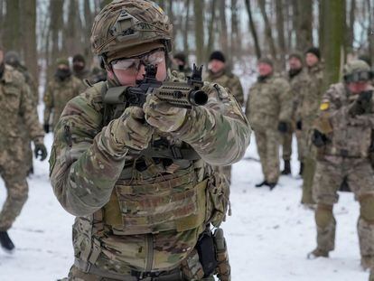 Voluntarios del Ejército ucranio entrenan en un parque de Kiev el pasado sábado.