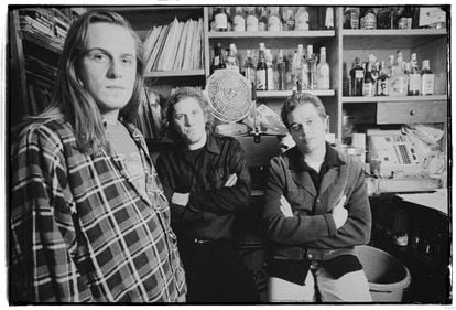 Nacho Vegas, Nacho Álvarez y José Luis García en la primera sesión de fotos profesional de Manta Ray en el bar La Plaza en 1995.