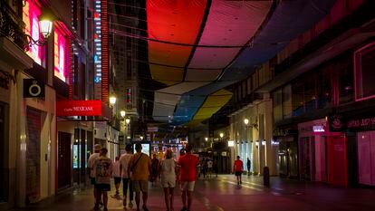 Escaparates sin luz en la calle de Preciados de Madrid, este miércoles.