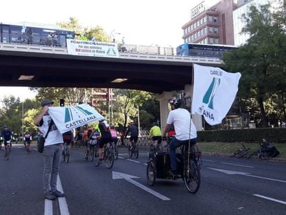 Activistas de la plataforma Carril bici Castellana despliegan una gran pancarta en la fiesta de la bicicleta de Madrid en 2019
