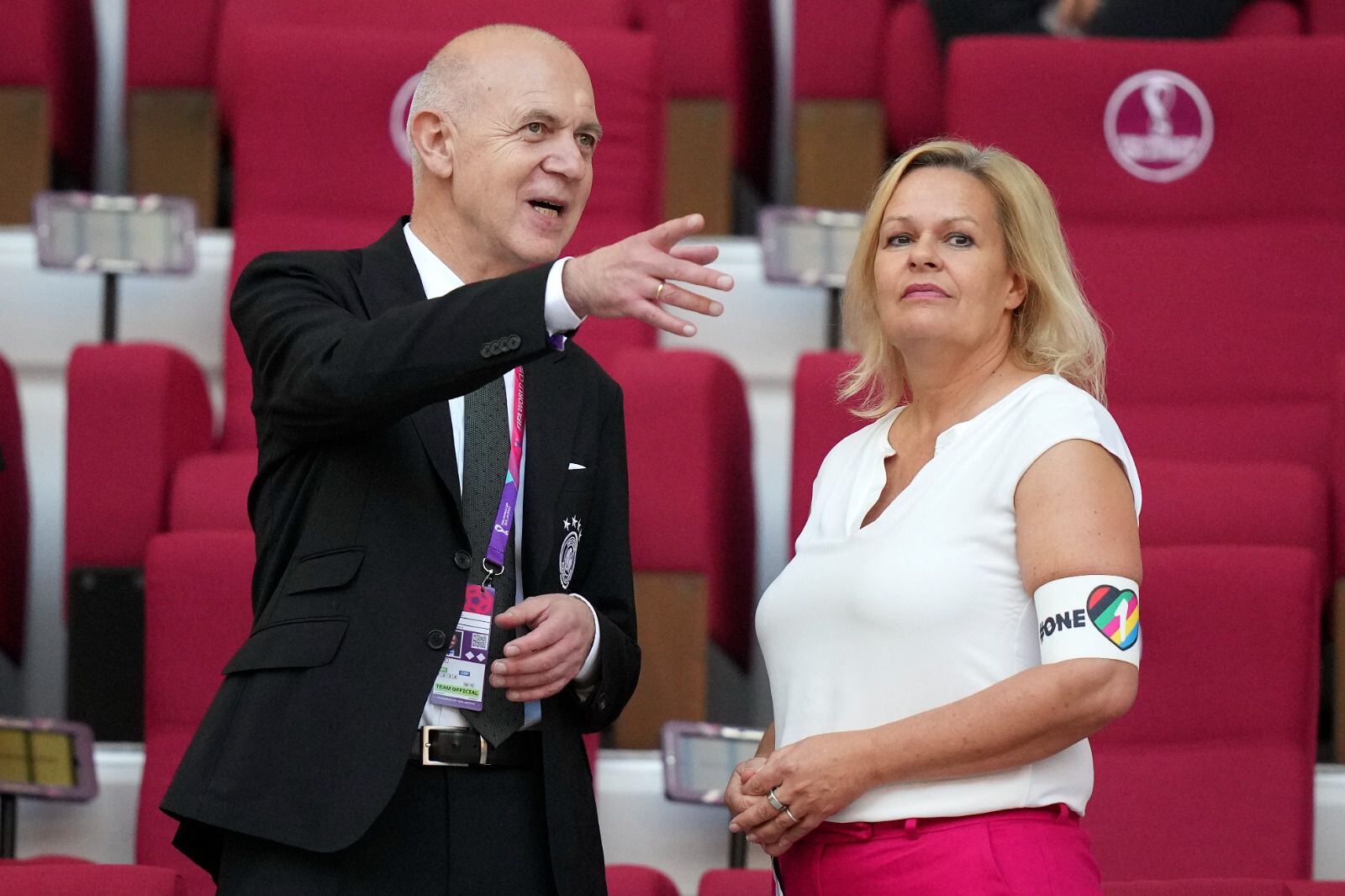 La ministra de Interior alemana porta el brazalete 'One Love'