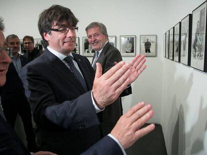 Enric Millo, Carles Puigdemont e &Iacute;&ntilde;igo M&eacute;ndez de Vigo, durante el recorrido por la exposici&oacute;n de la colecci&oacute;n del Macba