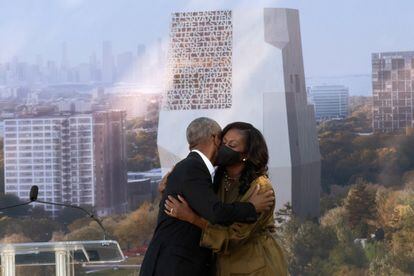 Former U.S. president Barack Obama embraces Former First Lady Michelle Obama during the groundbreaking ceremony for the Obama presidential center in Jackson Park, in Chicago, Illinois, U.S.. September 28, 2021.  REUTERS/Sebastian Hidalgo     TPX IMAGES OF THE DAY