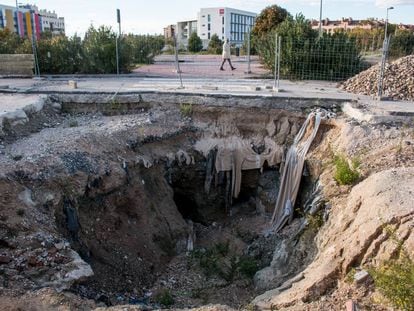 El socavón de la Avenida de la Gavia rodeado de vallas