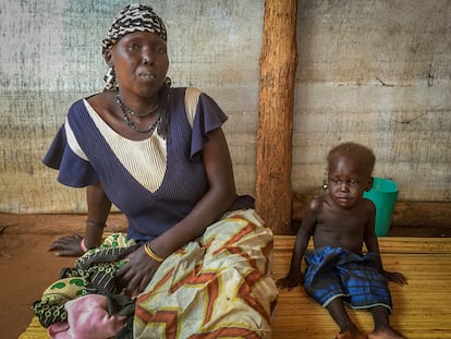 Joyce Tabang y uno de sus hijos en la sala de espera de un hospital de Unicef.