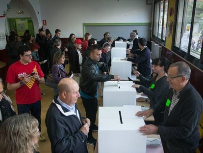 Ciudadanos votan en una escuela de Barcelona el 9-N de 2014.