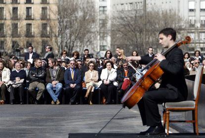 El violonchelista Antonio Martín Acevedo interpreta la pieza 'Canto de los pájaros', de Pau Casal, durante el acto de inauguración del monumento en recuerdo y homenaje a las víctimas del atentado del 11-M, erigido junto a la estación de Atocha de Madrid, coincidiendo con el tercer aniversario del atentado islamista.