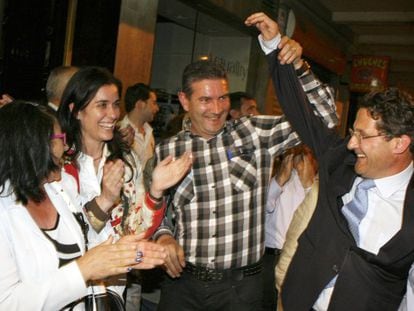 Conde Roa, primero por la derecha, durante la noche electora de las municipales de 2011.