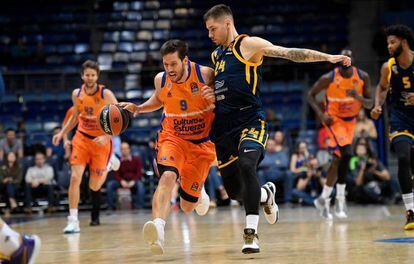 Van Rossom protege el balón ante Jovic.