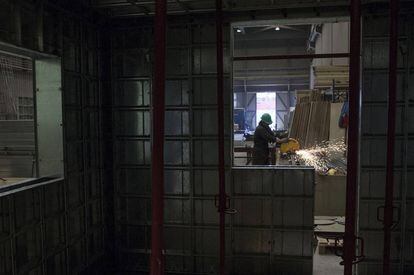 Un trabajador metal&uacute;rgico trabajando en una Pyme.